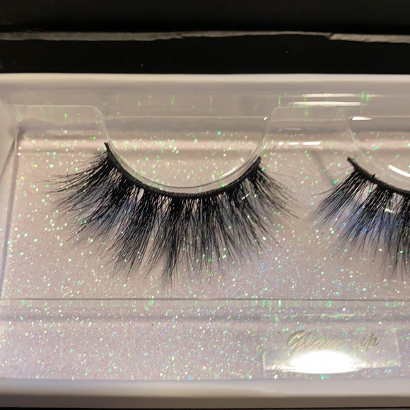 Dramatic 3D mink lash. Up to 25 wears. Brand new. My own brand - Picture 3 of 3